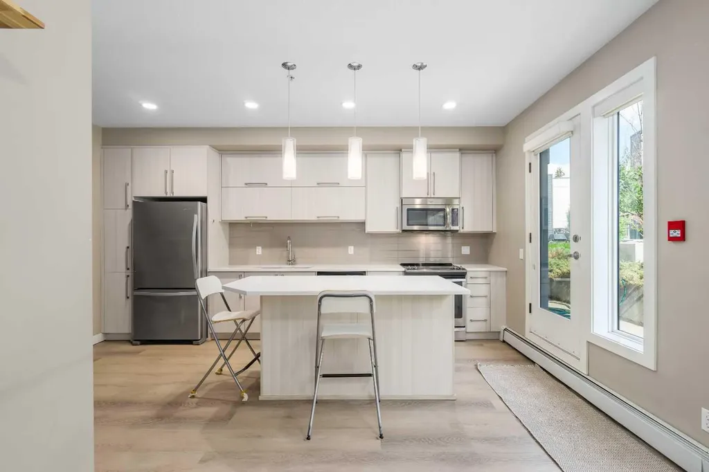 93 34 Avenue SW Calgary AB T2S 3H4