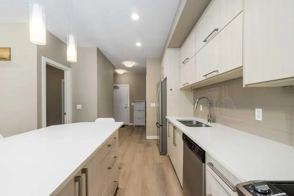 93 34 Avenue SW Calgary AB T2S 3H4