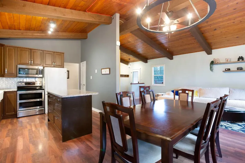 15 Southdale Bay SW Calgary AB T2W 1W1
