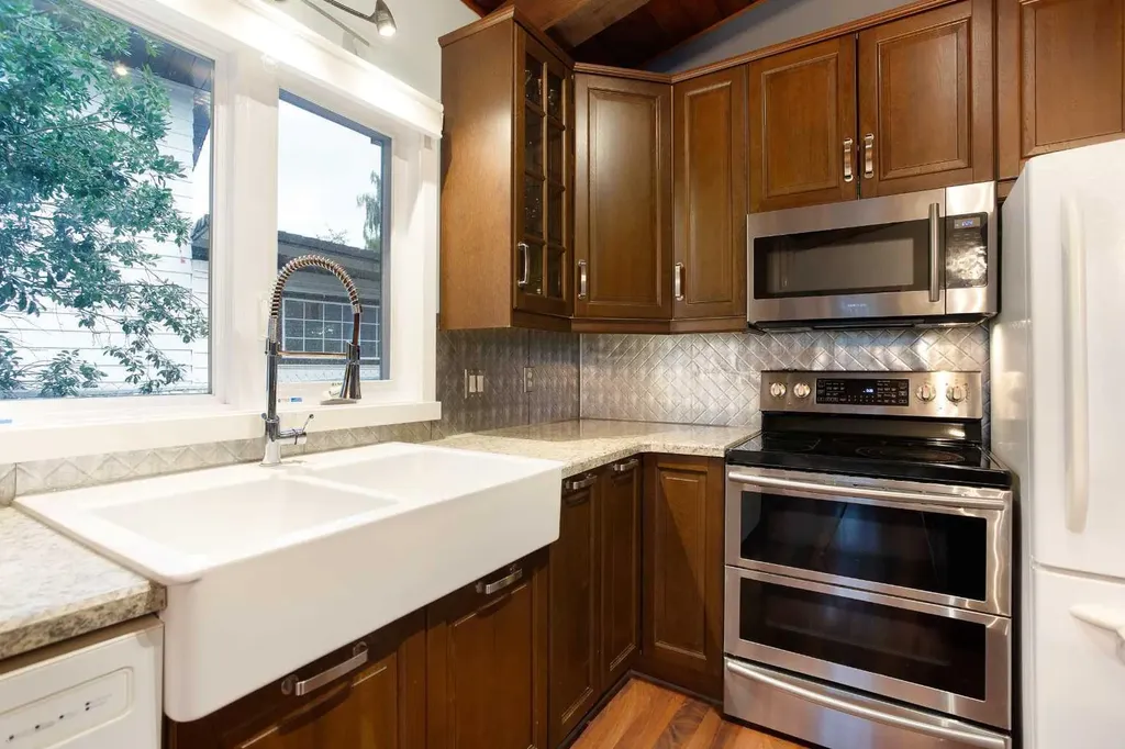 15 Southdale Bay SW Calgary AB T2W 1W1