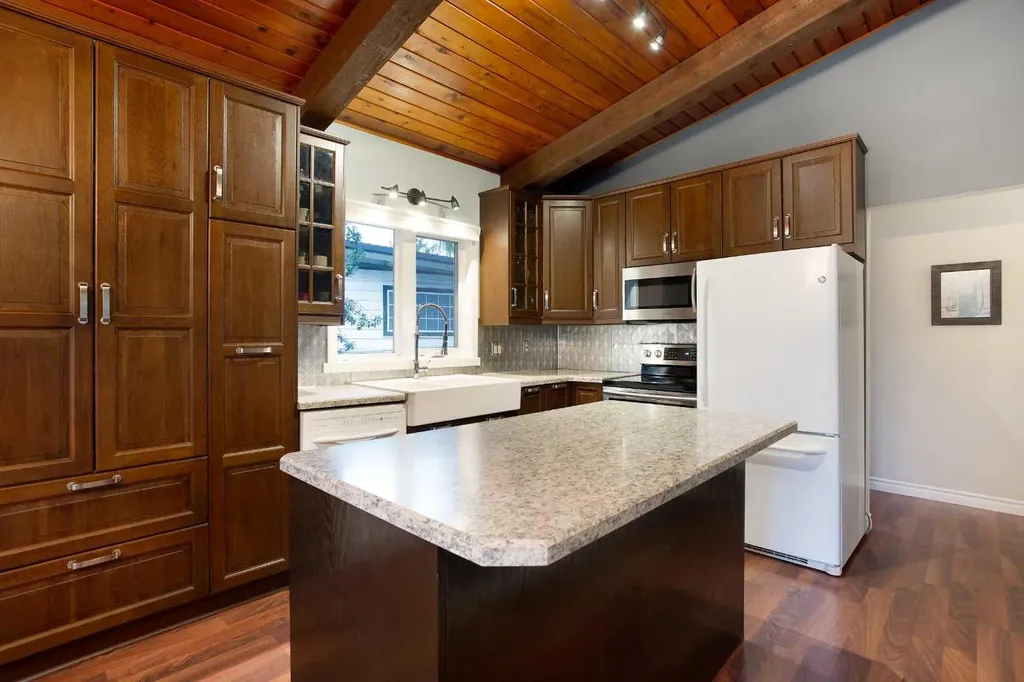 15 Southdale Bay SW Calgary AB T2W 1W1
