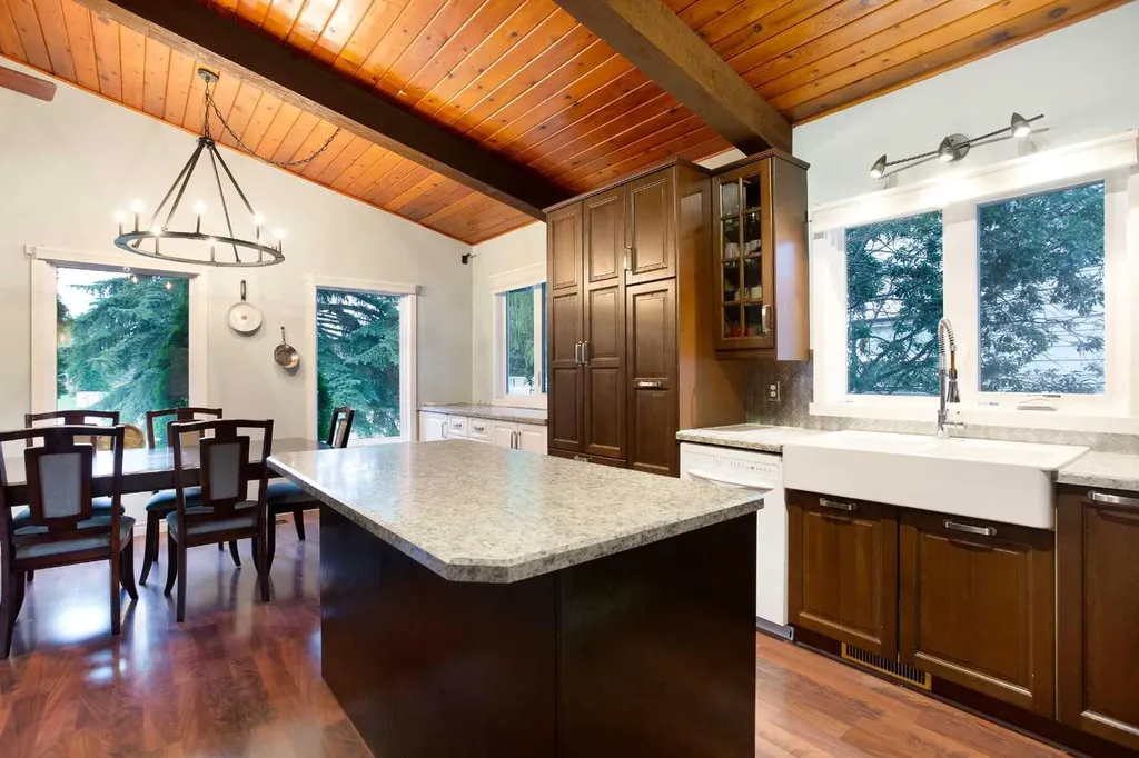 15 Southdale Bay SW Calgary AB T2W 1W1