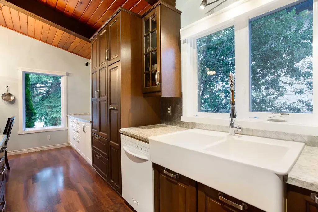15 Southdale Bay SW Calgary AB T2W 1W1