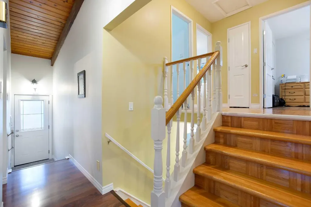 15 Southdale Bay SW Calgary AB T2W 1W1