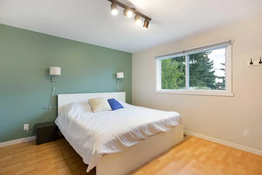 15 Southdale Bay SW Calgary AB T2W 1W1