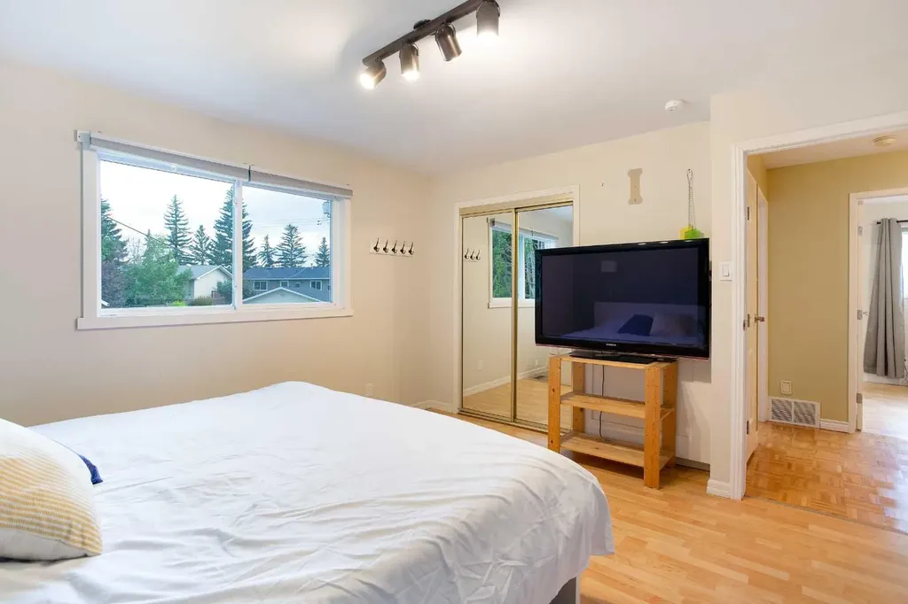 15 Southdale Bay SW Calgary AB T2W 1W1