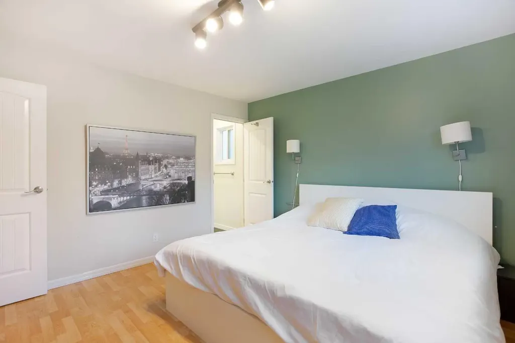 15 Southdale Bay SW Calgary AB T2W 1W1