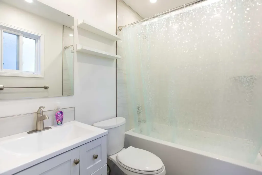 15 Southdale Bay SW Calgary AB T2W 1W1