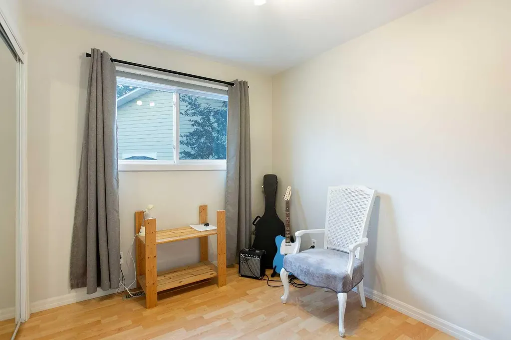 15 Southdale Bay SW Calgary AB T2W 1W1