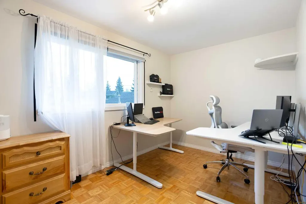 15 Southdale Bay SW Calgary AB T2W 1W1