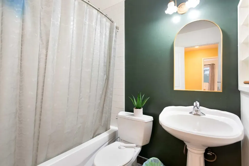 15 Southdale Bay SW Calgary AB T2W 1W1