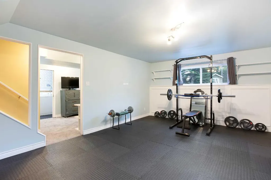 15 Southdale Bay SW Calgary AB T2W 1W1