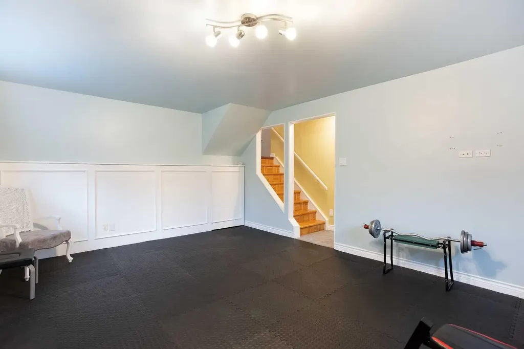 15 Southdale Bay SW Calgary AB T2W 1W1