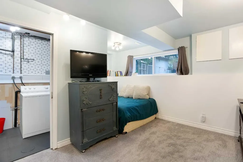 15 Southdale Bay SW Calgary AB T2W 1W1