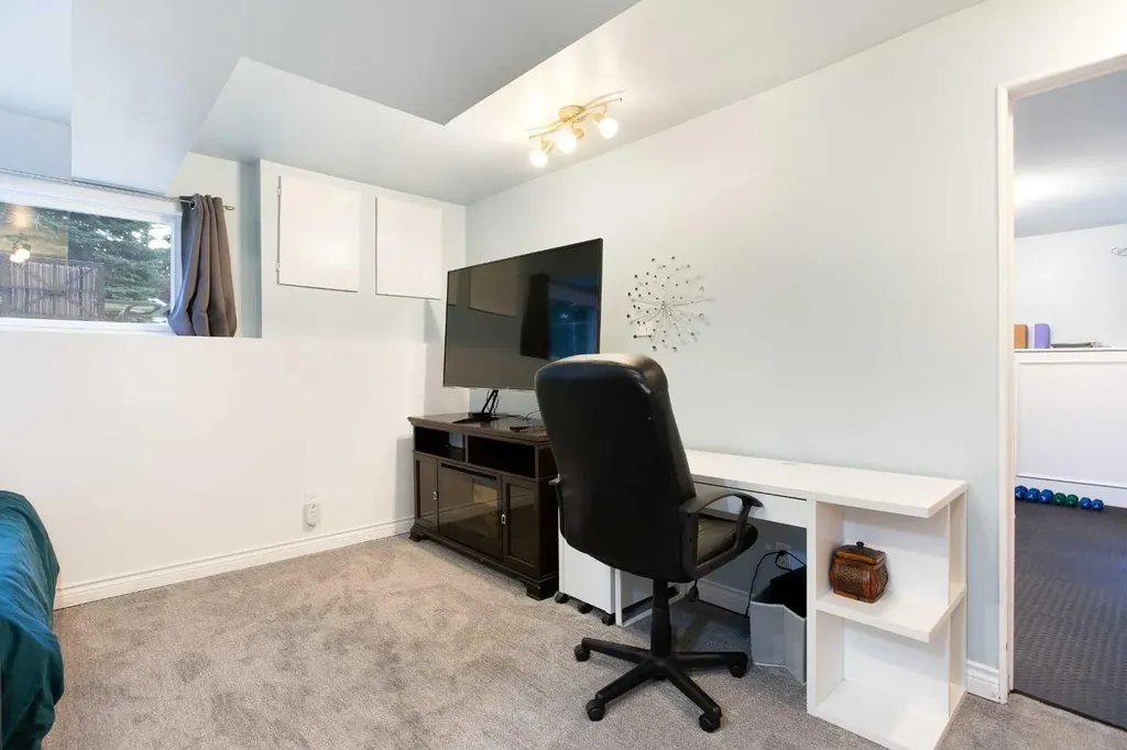 15 Southdale Bay SW Calgary AB T2W 1W1