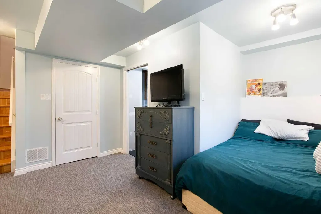 15 Southdale Bay SW Calgary AB T2W 1W1