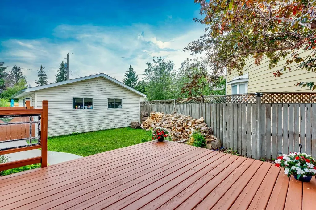 15 Southdale Bay SW Calgary AB T2W 1W1