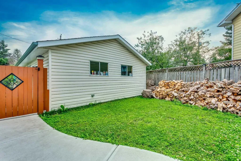 15 Southdale Bay SW Calgary AB T2W 1W1