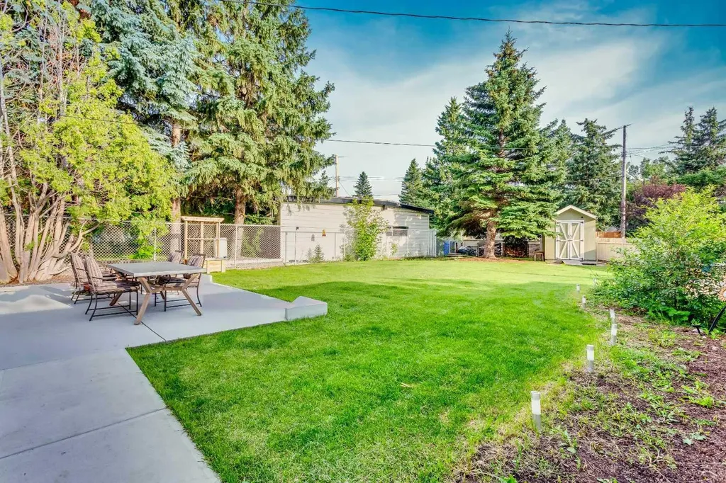 15 Southdale Bay SW Calgary AB T2W 1W1