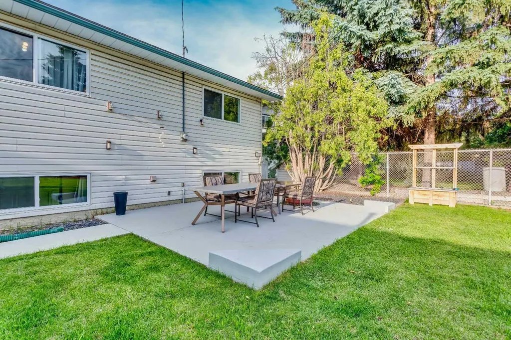 15 Southdale Bay SW Calgary AB T2W 1W1