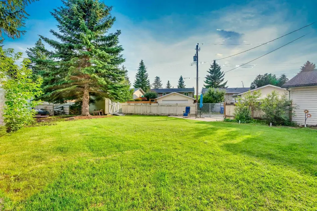 15 Southdale Bay SW Calgary AB T2W 1W1