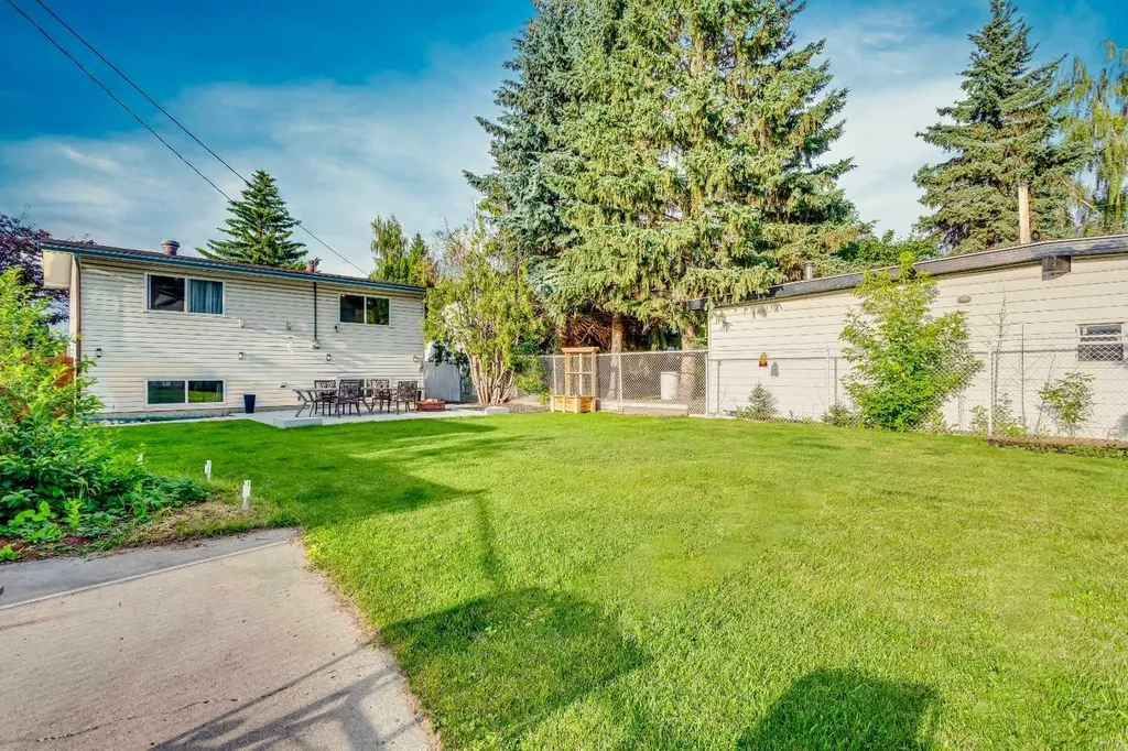 15 Southdale Bay SW Calgary AB T2W 1W1