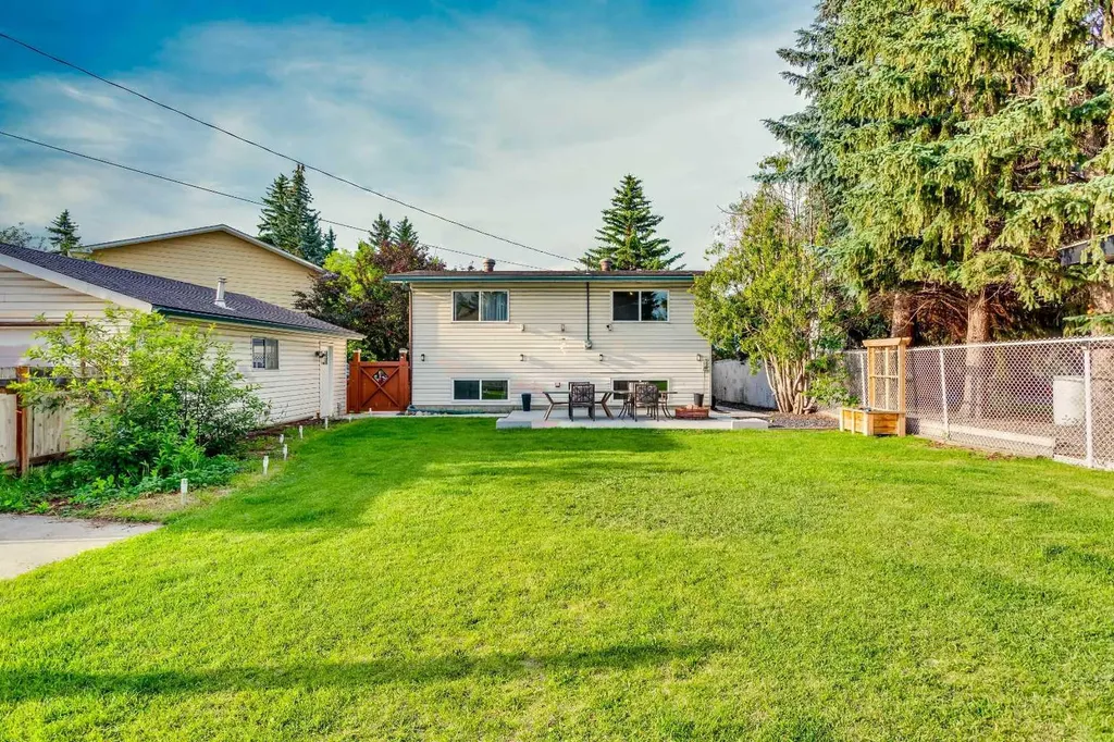15 Southdale Bay SW Calgary AB T2W 1W1