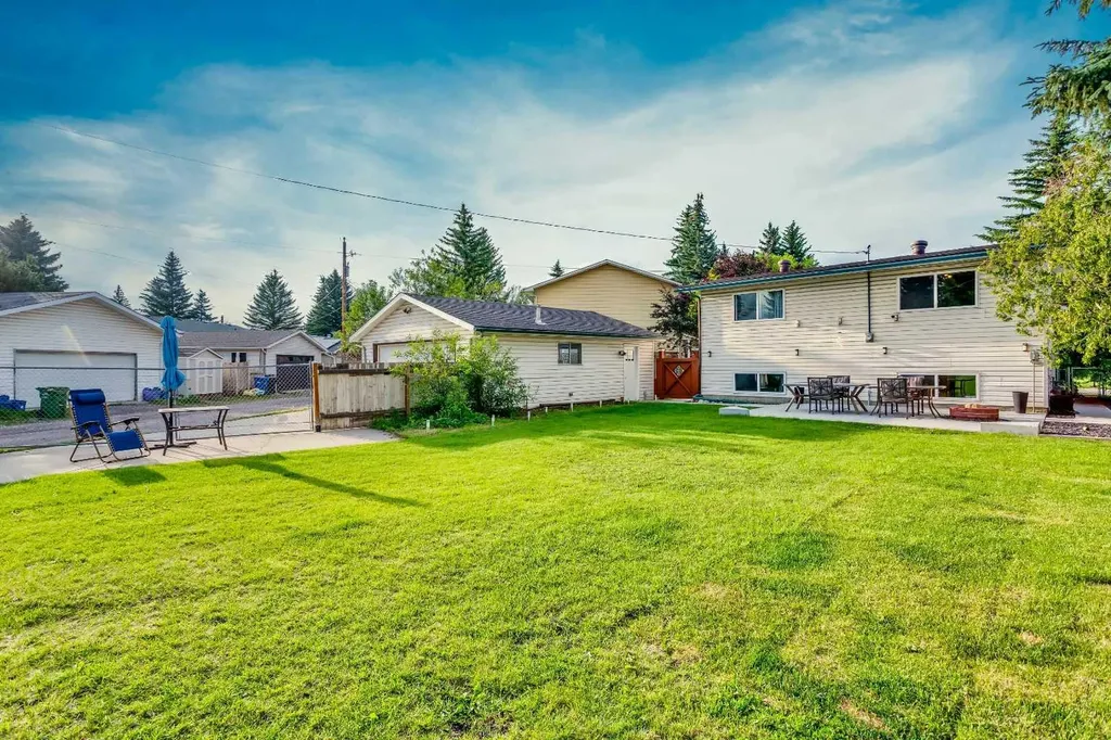15 Southdale Bay SW Calgary AB T2W 1W1