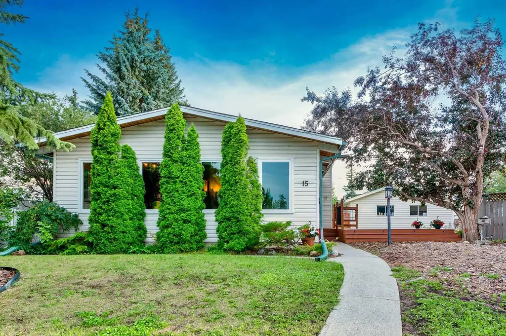 15 Southdale Bay SW Calgary AB T2W 1W1