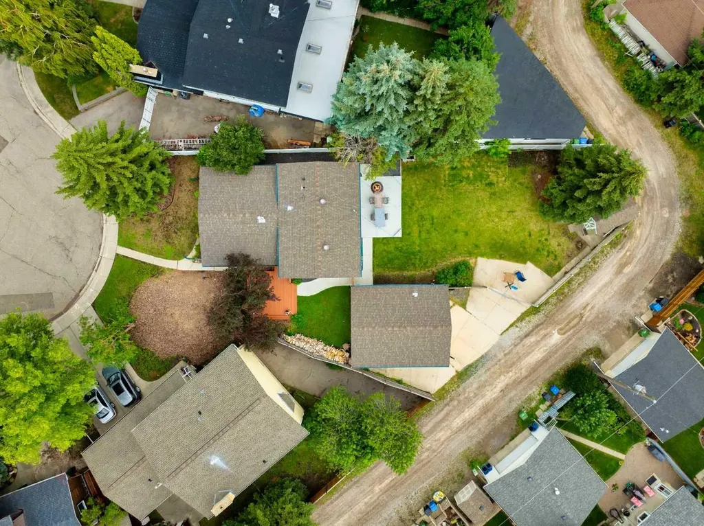 15 Southdale Bay SW Calgary AB T2W 1W1