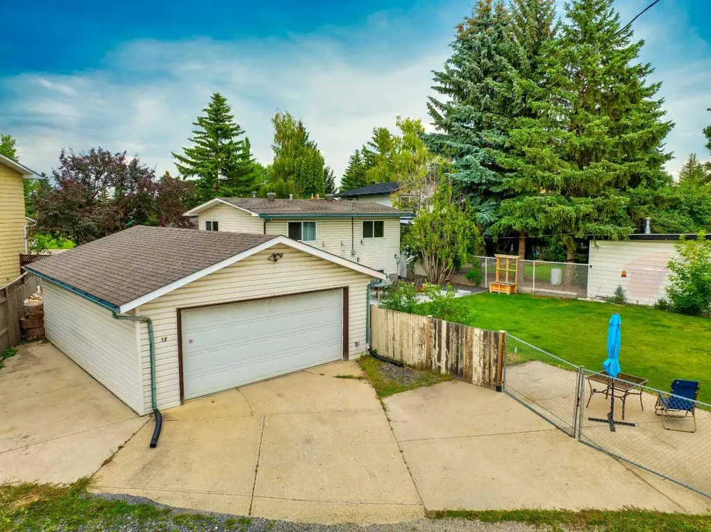 15 Southdale Bay SW Calgary AB T2W 1W1