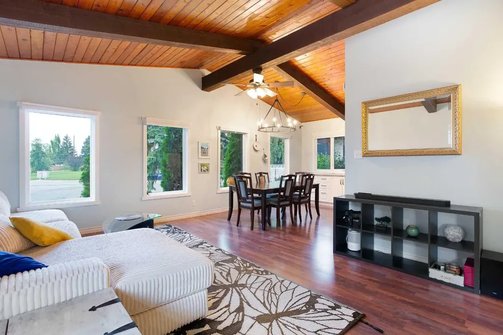15 Southdale Bay SW Calgary AB T2W 1W1