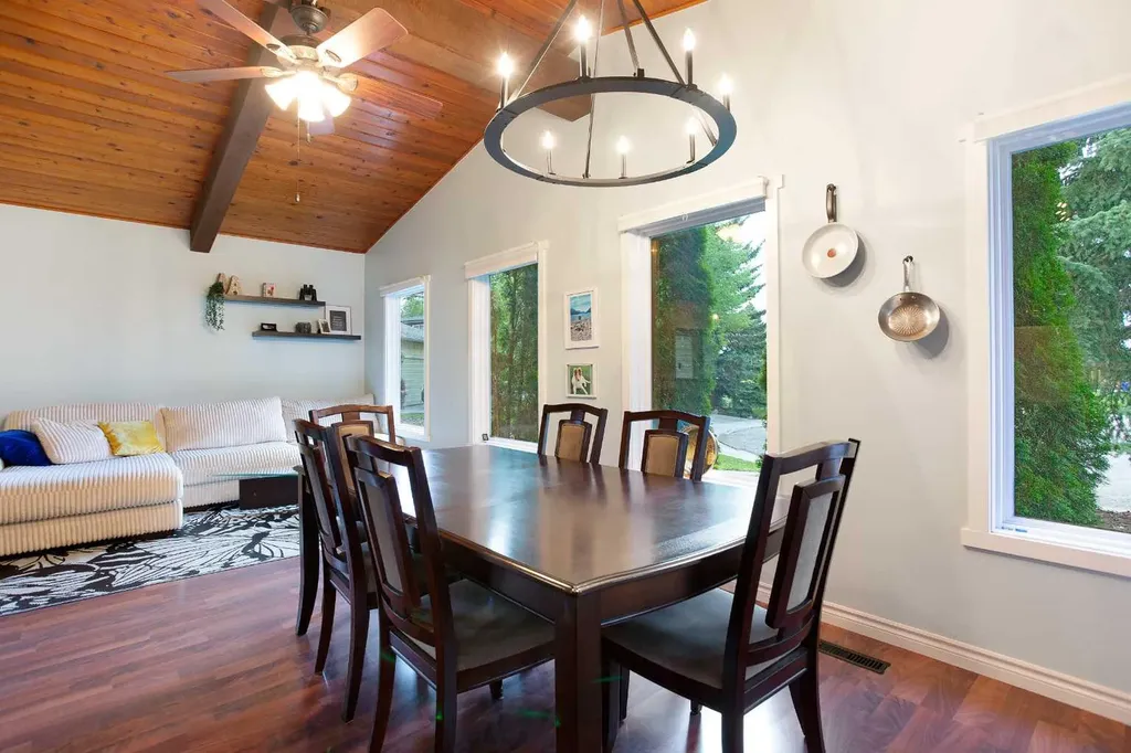 15 Southdale Bay SW Calgary AB T2W 1W1