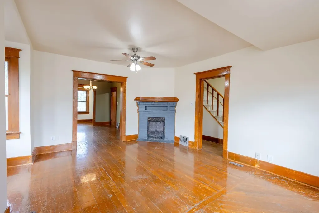 2452 28 Avenue SW Calgary AB T2T 1K9