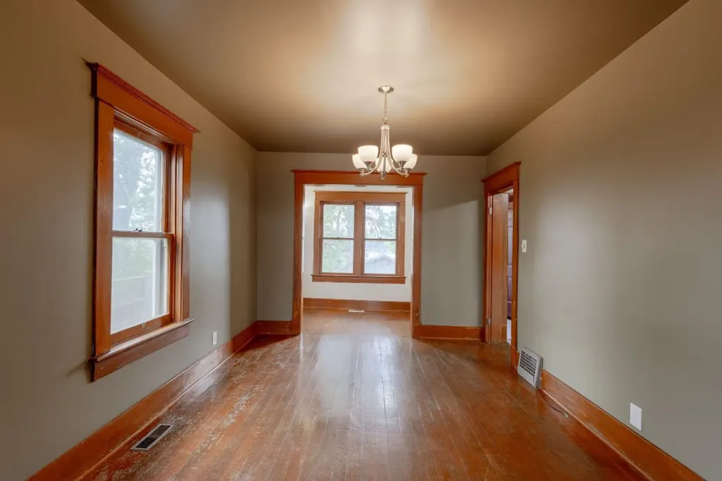 2452 28 Avenue SW Calgary AB T2T 1K9