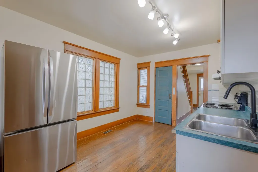 2452 28 Avenue SW Calgary AB T2T 1K9
