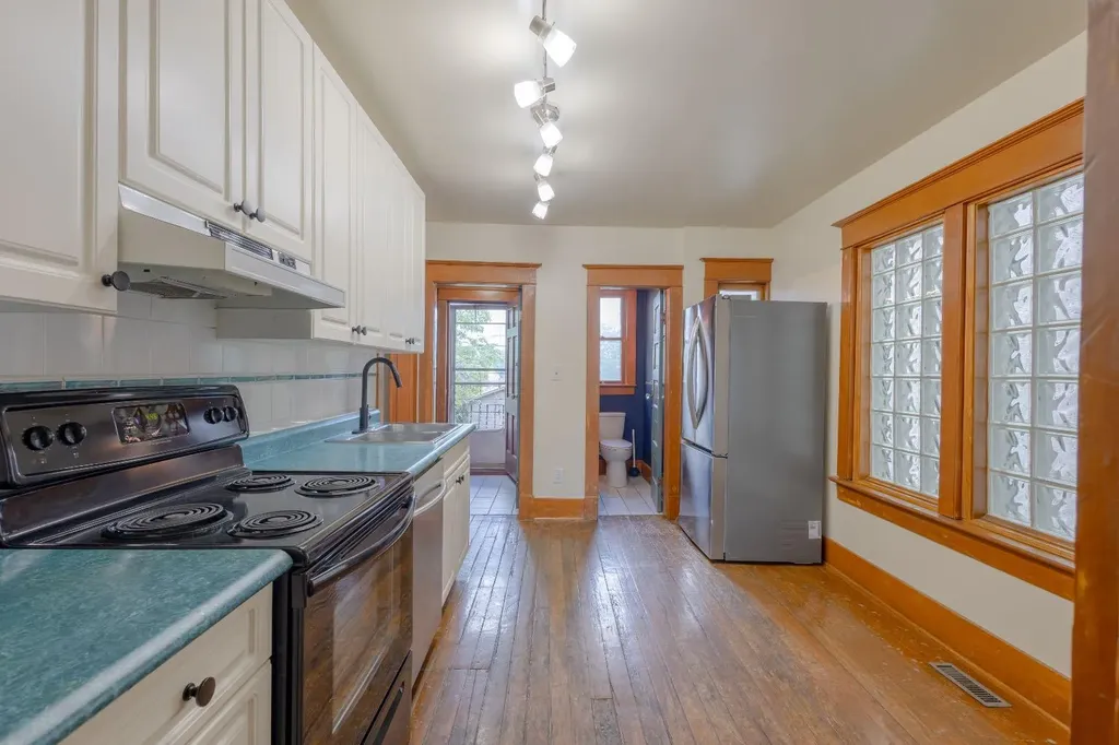 2452 28 Avenue SW Calgary AB T2T 1K9