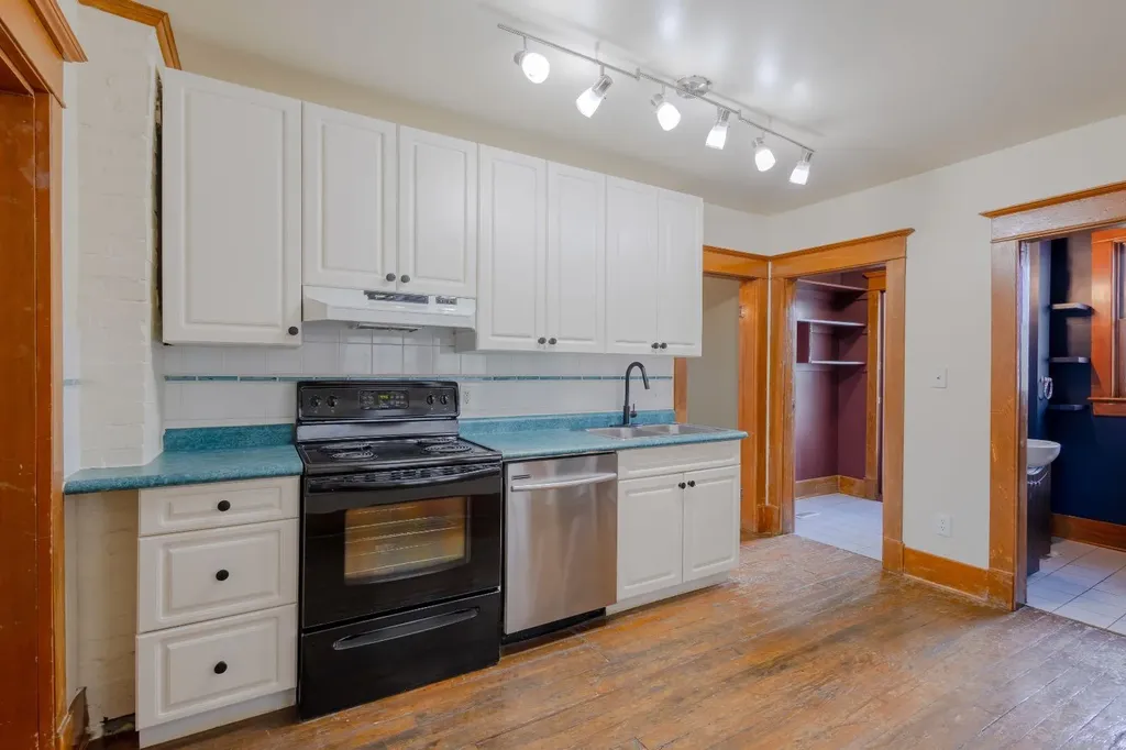 2452 28 Avenue SW Calgary AB T2T 1K9