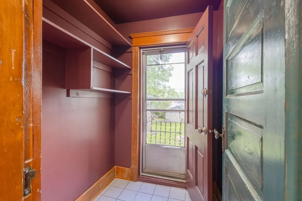 2452 28 Avenue SW Calgary AB T2T 1K9