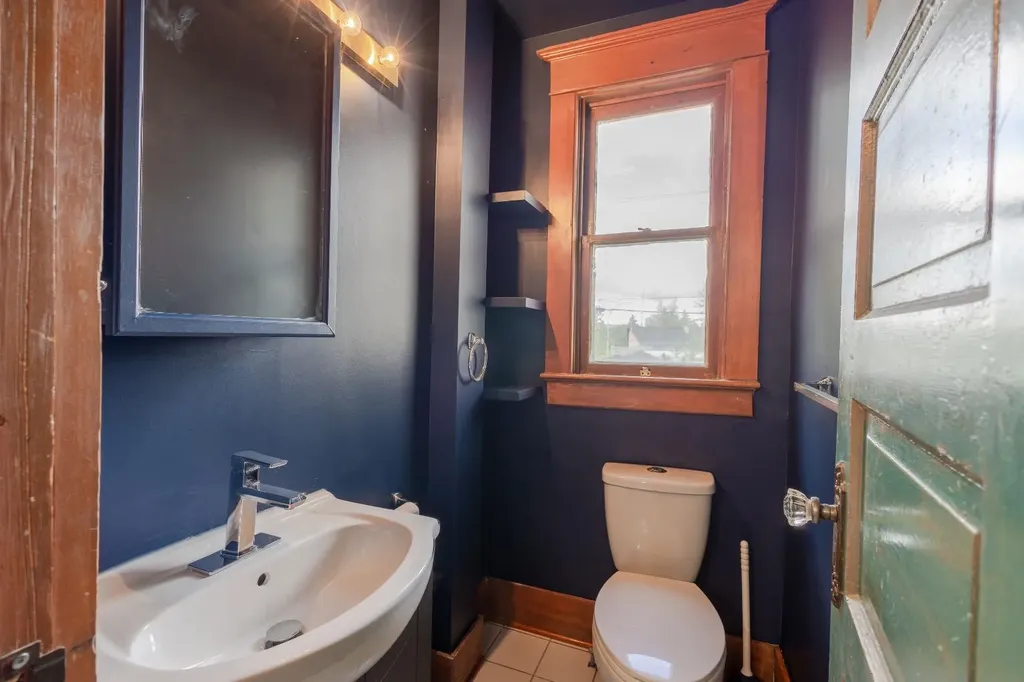 2452 28 Avenue SW Calgary AB T2T 1K9