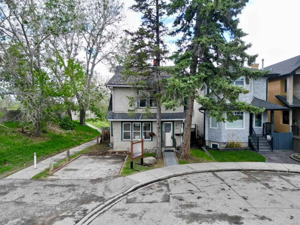 2452 28 Avenue SW Calgary AB T2T 1K9