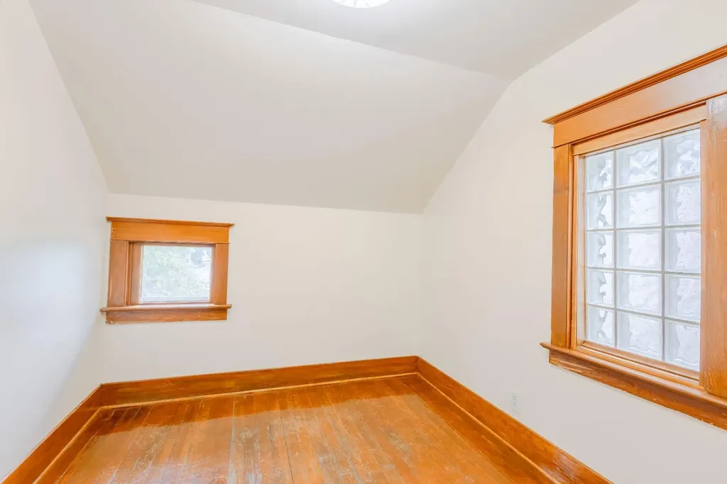 2452 28 Avenue SW Calgary AB T2T 1K9