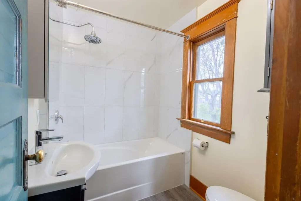2452 28 Avenue SW Calgary AB T2T 1K9