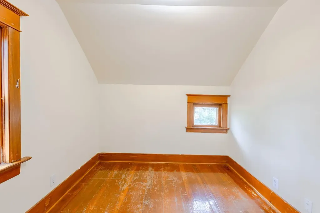 2452 28 Avenue SW Calgary AB T2T 1K9
