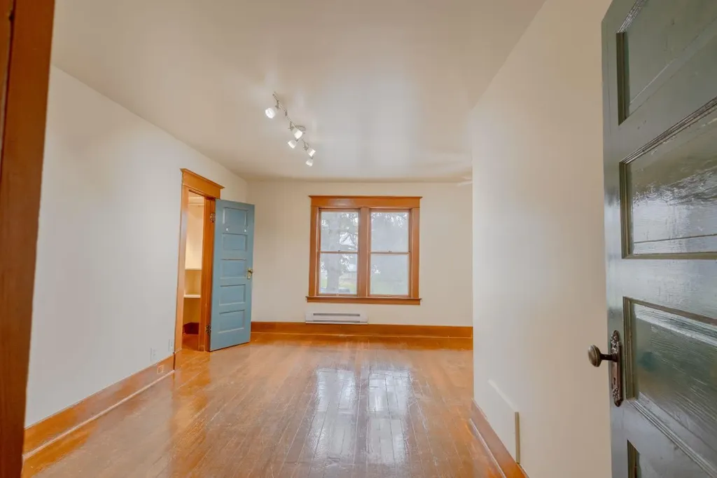 2452 28 Avenue SW Calgary AB T2T 1K9