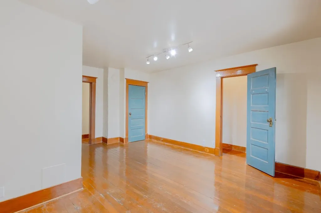 2452 28 Avenue SW Calgary AB T2T 1K9