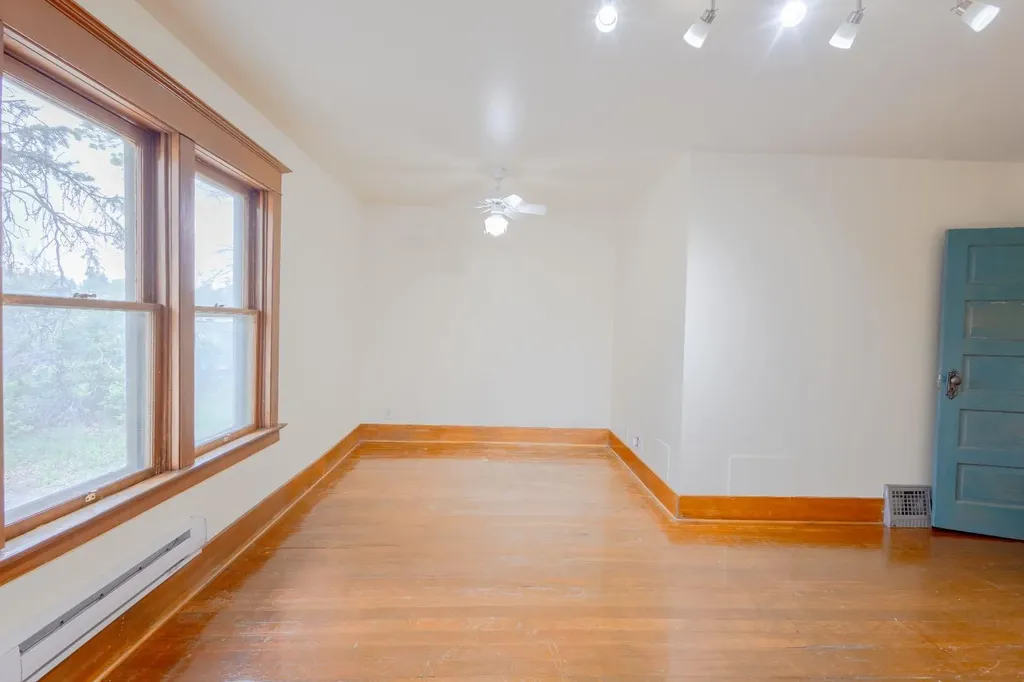 2452 28 Avenue SW Calgary AB T2T 1K9