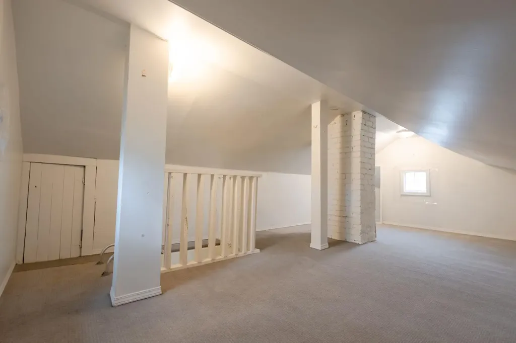 2452 28 Avenue SW Calgary AB T2T 1K9