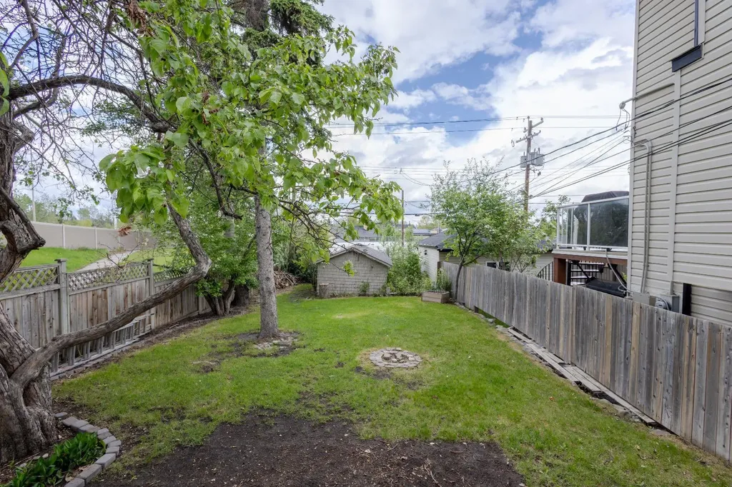 2452 28 Avenue SW Calgary AB T2T 1K9