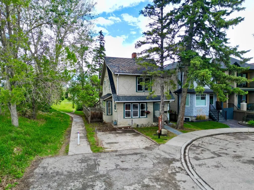 2452 28 Avenue SW Calgary AB T2T 1K9